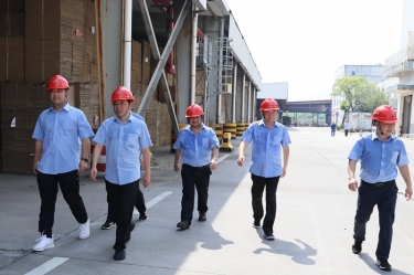 送清凉、致敬意！公司董事长朱在龙带队慰问一线劳动者